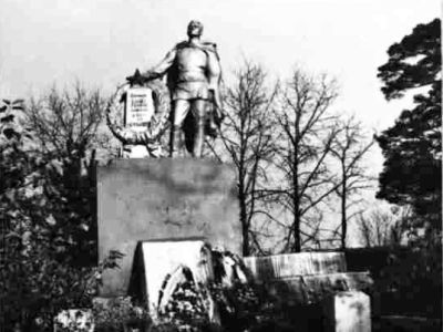 Братская могила советских воинов, павших в боях с фашистами и умерших от ран в госпиталях