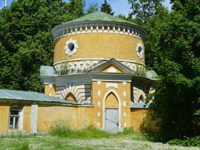 Две башни ограды