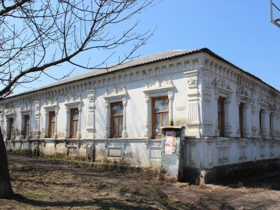 Двухэтажное здание бывшей гостиницы