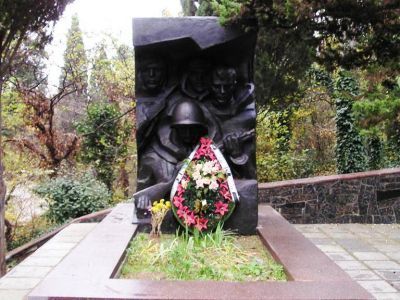 Братская могила советских воинов