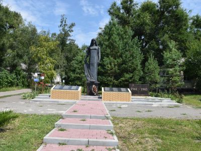 Братская могила советских воинов, погибших в годы Великой Отечественной войны