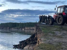 Водолазы подняли из реки Вилюй автомобиль с телом пропавшего мужчины