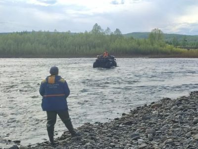 В Нерюнгри спасли мужчину и ребенка, застрявших на островке из-за подъема воды в реке