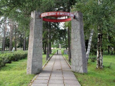 Братское кладбище советских воинов, погибших в 1941-1944 гг. Здесь захоронены: Герой Советского Союза Песков Константин Александрович (1921-1947) и активный участник Великой Октябрьской Социалистической революции, дипломат и журналист Ильин-Женевский Алек