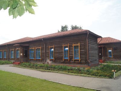 Школа, в которой учился, а затем работал русский советский писатель, кинорежиссер и актер, лауреат Ленинской и Государственной премий СССР В.М.Шукшин. Здесь же учился Герой Советского Союза А.В.Спеков