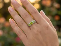 Кольцо из серебра с, фианитами и хризолитами э0611кц01260374