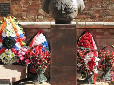 Могила Героя Советского Союза Егорова Михаила Алексеевича (1923-1975), водрузившего знамя Победы над рейхстагом в г. Берлине