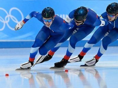 Российские конькобежцы завоевали серебро в командной гонке на ОИ