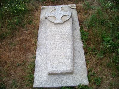 Памятник на могиле английского капитана Горация Уильяма Каста