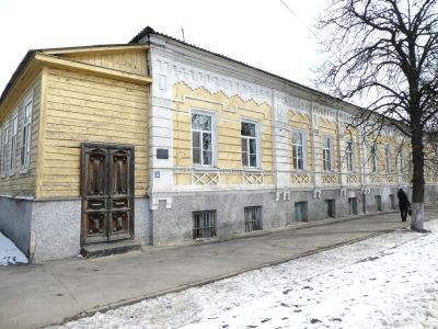Бывший дом П.Г.Луковкина, генерал-майора, пожертвован для бесплатной женской больницы. Эклектика.