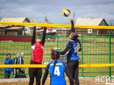 В Амге начались групповые встречи по пляжному волейболу