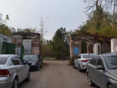 Восточные ворота Всесвятского кладбища