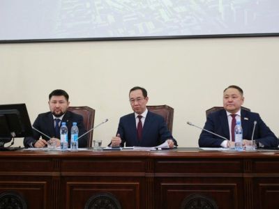 Глава Якутии обсудил с руководством Якутска реализацию указа о развитии города до 2032 года