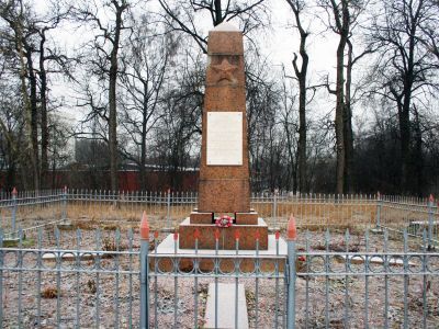 Братская могила коммунистов, рабочих Красногородской бумажной фабрики, погибших в боях с бандами Юденича в 1919 году Рябчикова А.Я. (1888 - 1919), Апсе К.М. (1888 - 1919), Голубко А.И. (1883 - 1919)