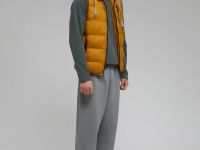 Утепленный жилет со съемным капюшоном