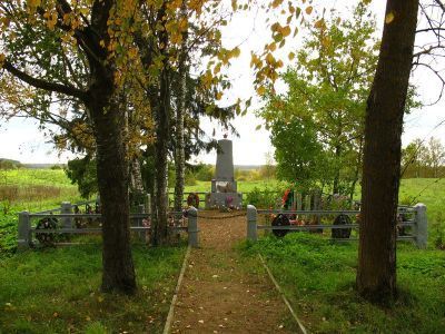 Братское захоронение советских воинов, погибших в 1941-44 гг.