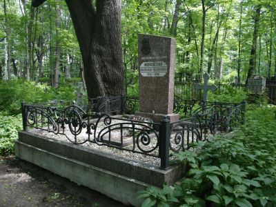 Могила Можайского А.Ф. (1825-1890), создателя первого в мире самолета