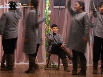 Театр-студия «Саха Kids» воплотил историю маленькой деревни в спектакле «Кыбытык»