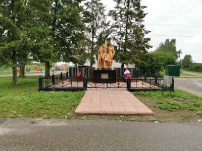 Братская могила советских воинов