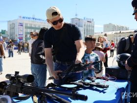 «Один день с полицией»: в Якутске развернули выставку вооружения и спецтехники