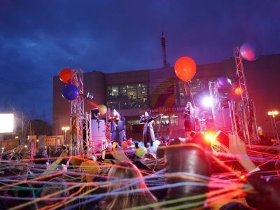 На фестивале «Мирный поет о мире» прошел флешмоб-караоке «Поющая площадь» и мастер-классы гостей