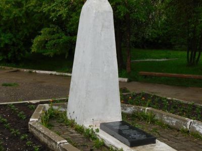 Братская могила первых организаторов Советской власти в г. Тотьме, в которой захоронены: Николай Федорович Белоусов  – командир роты, один из организаторов Советской власти в г. Тотьме, погиб в 1918 г. на Котласском фронте; Носырев Александр Иванович – пе