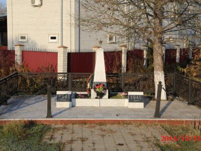 Братская могила советских воинов, погибших в боях с фашистскими захватчиками