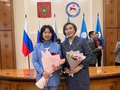 Одноклассницы из Оймяконского района в один день получили почетные звания от главы Якутии