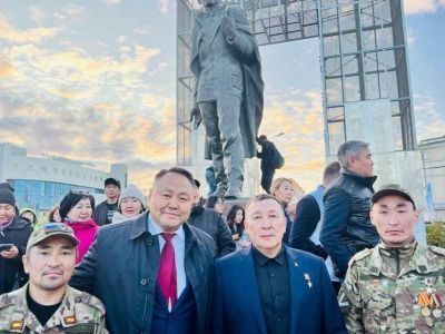 Председатель Якутской городской Думы Альберт Семенов поздравляет с Днем защитника Отечества