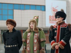 В Якутске возложили цветы к памятнику Платону Ойунскому