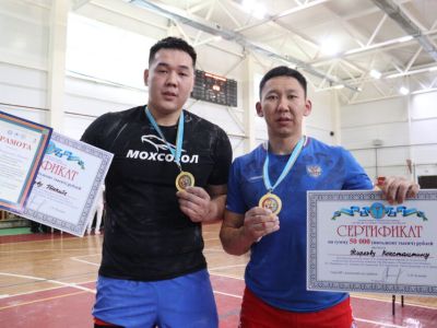 Мас-рестлеры из Таттинского улуса стали абсолютными чемпионами турнира в Амге