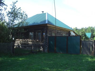 Деревянный дом А.В.Кузина конца XIX века с воротами, украшенными богатой глухой резьбой с мотивами "точенки", "лилия", построенный вятским мастером Михаилом Гавриловичем Моревым