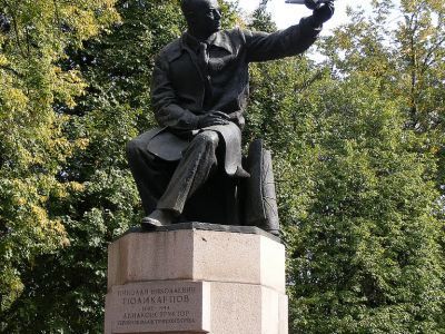 Памятник Герою Социалистического Труда Н.Н. Поликарпову