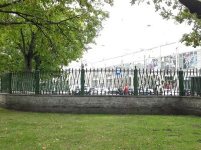 Ограда с решеткой между боковыми корпусами