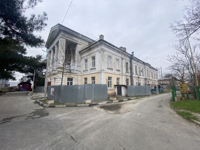 Клуб железнодорожников им. С.Д. Маркова. Здесь был проведен первый сбор пионеров г. Новороссийска