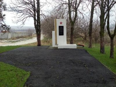 Могила политработника Советской Армии A.Л. Мухина (1910 - 1942). Установлена стела