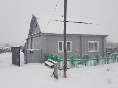 Деревянный жилой дом И.М.Захаровой и Т.С.Ачигечевой с богатой и своеобразной глухой резьбой с мотивами "точенка", "бараний рог" и "полотенца"