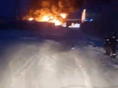 В Среднеколымске на заправочной станции загорелся бензовоз