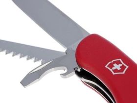 Многофункциональный складной нож Victorinox Equestrian 0.8883 с фиксатором лезвия 11 функций красный, для конного спорта