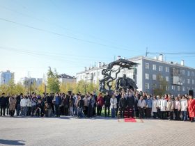 В Якутске возложили цветы к памятнику Алексею Кулаковскому в День языков народов России