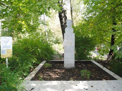 Памятник Герою Советского Союза Л. Севрюкову