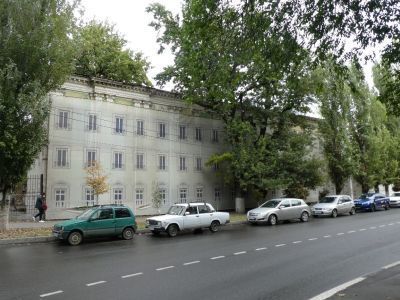 Здание ж/д больницы, в котором размещался подпольный госпиталь в 1942 г.