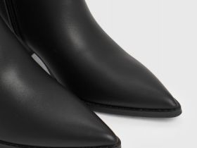 Казаки из натуральной кожи, Черный