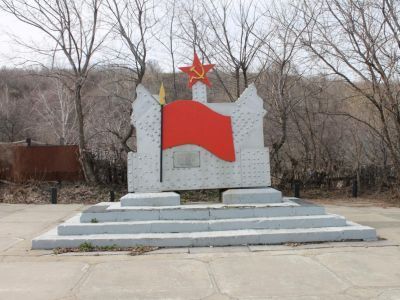 Памятник строителям ж.д. моста через Волгу