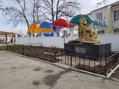 Братская могила с памятником