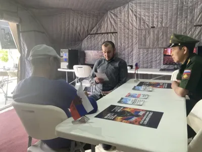 В парке Якутска в выходные работал мобильный пункт отбора на контрактную службу