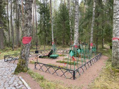 Братское захоронение советских воинов, погибших в 1941-44 гг.