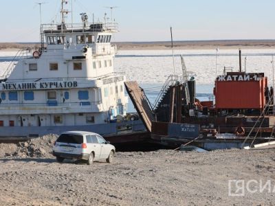 На реке Лене работают две паромные переправы