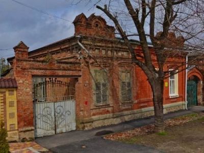 Дом жилой Л.Е. Бедросова с въездными воротами