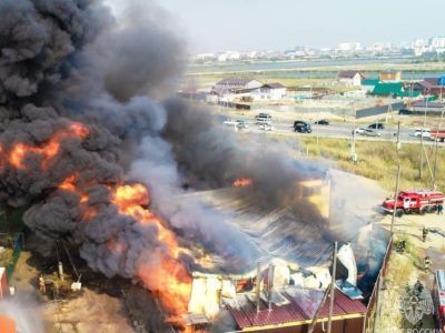 Пожарные спасли пять зданий от возгорания во время крупного пожара в Якутске